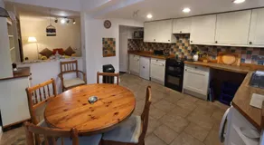 Charming 2BR Edwardian House in Market Town - Image 2