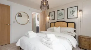 Luxurious renovated cottage with log burner - Image 2