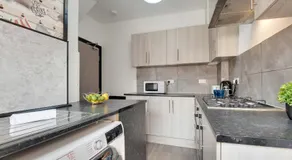 Newcastle CITY APT5,FREE STREET PARKING,4 BEDROOM HOUSE WITH 2 FULL BATHROOM AND KITCHEN,ALL ROOMS WITH TVs,7 BEDS,NETFLIX - Image 5