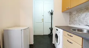 Vienna's Simmering Area, Budget-Friendly 2BR Apt with WIFI & TV - Image 2