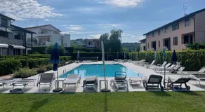Villa con ampio giardino esterno e piscina condominiale - Image 5