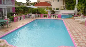 Pink Hibiscus Bed and Breakfast - Image 4