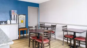 Days Inn by Wyndham Ardmore - Image 5