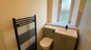West End Traditional Flat with Free Parking - Image 2