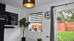 Elegant & Modern 3 bed home with free parking & WiFi - sleeps 8 - Image 3