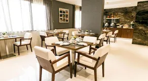 Emirates Plaza Hotel - Image 4