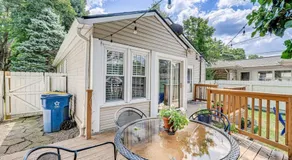 Charming bungalow deck & fire pit- Family Friendly - Image 4