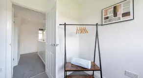 Trendy 3 Bedroom Home with WiFi - Ideal for Relocation-Near M25, Free Parking - Image 5