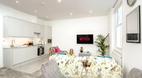 Luxury Niru Living in Kensington - Image 3