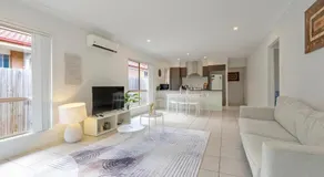 Cosy Escape Near the Parks - Image 3