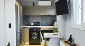 Vintage Apartment With Port View - Image 3