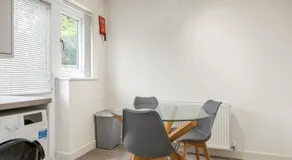 Quiet 3 Bed Home - Near QMC and Uni - Free Parking - Image 5
