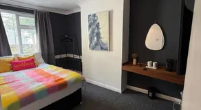Stylish Private Rooms - Image 5