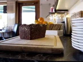 Snug hotel room with free breakfast - Image 4