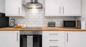 4bed Home - Free Parking, Wifi - Long Stays Welcome By Hinkley Homes Short Lets & Serviced Accommodation - Image 5