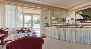 Regina Studios & Hotel - Image 4