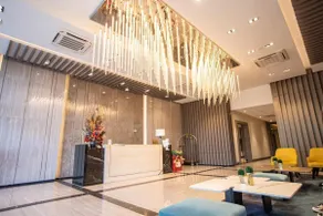 Uptown Parksuites Modern Room - Image 4