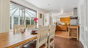 5 double beds in a detached house in Cheshunt - Image 2