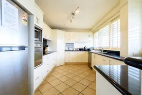 Main Beach Waterfront Apartment - Image 4