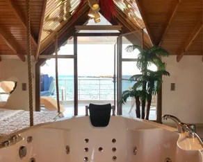 Seafront penthouse with jacuzzi and private cinema - Image 4