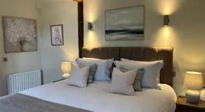 The Acorn luxury lodge - walk to Goodwood Revival - Image 2