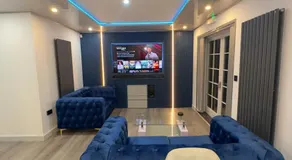 Luxxe House with Hot tub and Pool table - Image 3