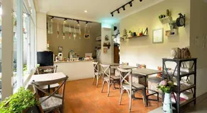Cottonwood Bed & Breakfast House Bandung - Image 5
