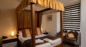The Racehorses Hotel - Image 2