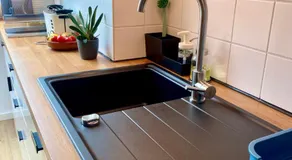Modernes ruhiges Zimmer mit Ausblick ins Grüne - Image 4