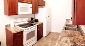 E5 Private Room With 50" Smart TV Near Everything - Image 3