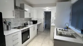 4 BR, Large & Modern Private House Central Location - Image 3