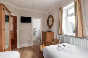 Rwts-rooms and resto - Image 4
