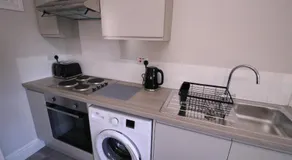Amaya Four - Sleeps 5 - 1 bed - Newly renovated- Close to town centre -Grantham Free Gym Access - Image 4