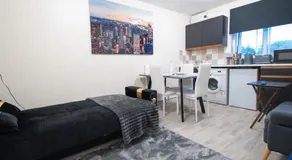 Cosy 2 BR Apt, DLR, London City Airport & ExCeL - Image 2