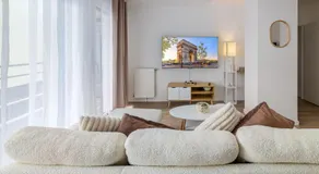 2 Bedroom Apartment for 6 with Private Parking - Elevator - High-Speed WiFi - Image 2