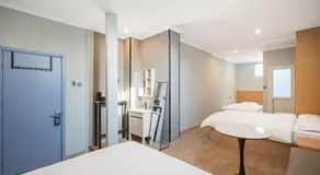Beijing Liangcang Hotel Nearby Tiananmen Square the Forbidden City and Temple of Heaven Free registration service for Tiananmen access 200 meters from the subway Beijing Cultural Hub Free coffee & free laundry service Shuttle bus to the Great Wall - Image 2