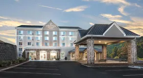 La Quinta Inn & Suites by Wyndham Downtown Asheville - Image 4