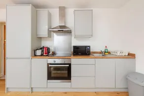 Modern 1-Bedroom Flat in SE18 10 mins to O2 - Image 5