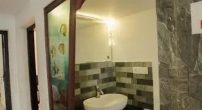 SR Lakefront Villa & Luxury houseboats - Image 2