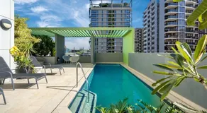 Modern 1BR Retreat - Pool, Gym, Parking - Walk to South Bank - Image 3