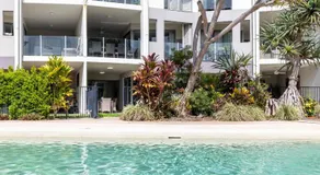 Waterline Direct Poolside Apartment - Image 3