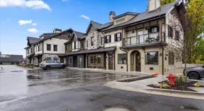 The Bee Room - Cozy Retreat on Midway Main Street - Image 3