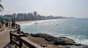 SUÍTE c vista livre e pertíssima das PRAIAS IPANEMA LEBLON ARPOADOR COPACABANA e do CRISTO REDENTOR do BONDINHO PÃO DE AÇUCAR etc Chegando mais cedo que o Check-in do meio-dia, deixe suas malas e vá se divertir, idem no Check-out das 10h manhã - Image 3