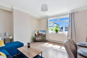 Spacious 3BR House in Enfield North London with Garden - Image 2