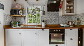 Beryas Cottage - Fireplace - Free Parking & WiFi - Pet Allowed - Image 5