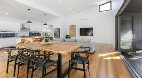 The Pelican - Stylish Poolside Oasis - Image 3