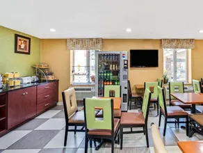 Days Inn Long Island City - Image 5