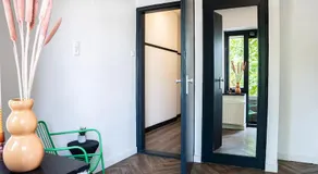 Apartamento moderno num edifício histórico, com cozinha privativa e casa de banho. - Image 4
