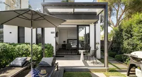 Studio One - Luxe Apartment, across from beach, walk to local shops - Image 3