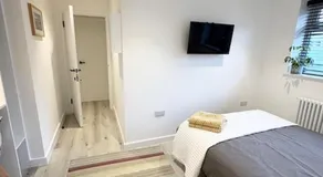En-Suite Retreat in Bowerhill - Image 5